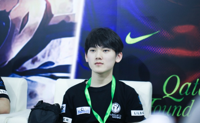 Doinb ：教练不要晚上天天打那个B排位啊 去看看别的队伍的训练赛