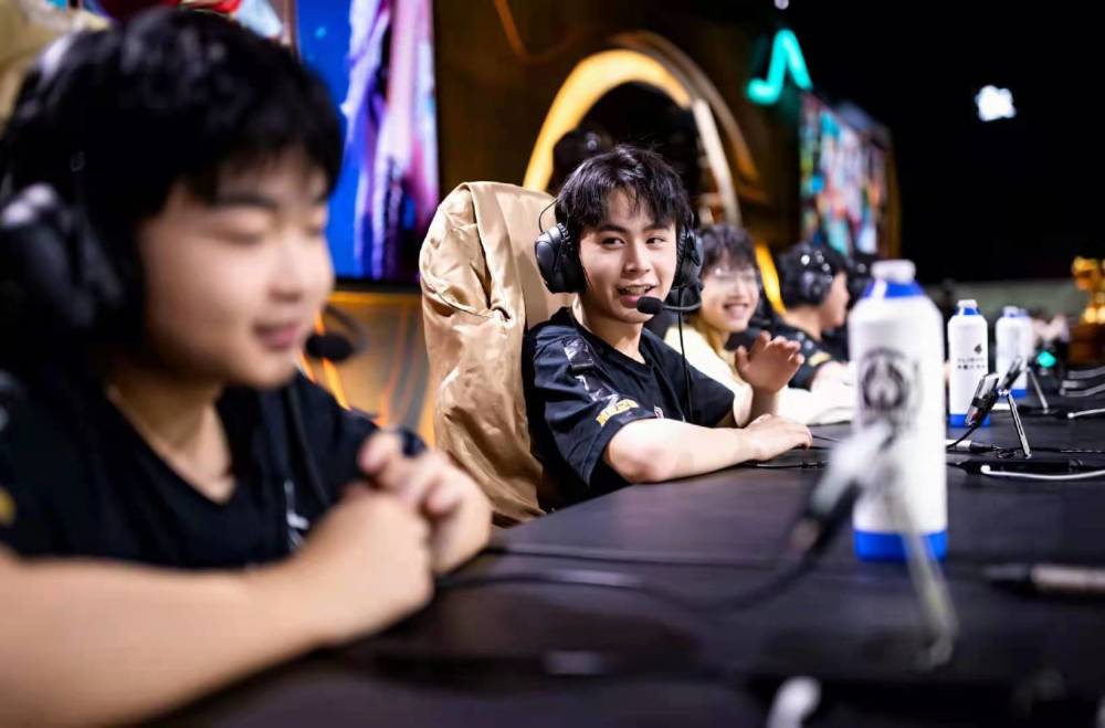B8 对阵 Wildcard， Heroic 对阵 FlyQuest，争夺 Austin Major Stage Two